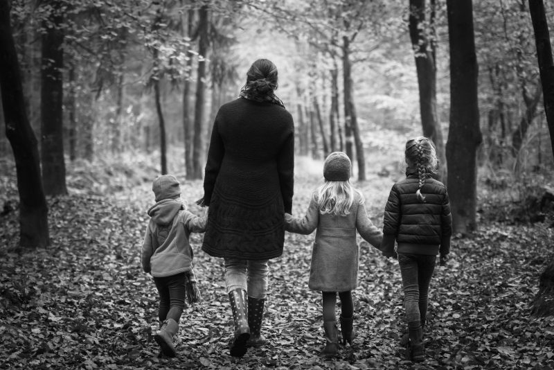 asserbos, gezinsfotografie, zwart/wit, natuur, meiden. moeder en dochters