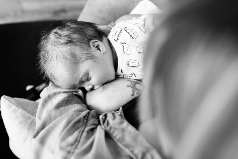 Newborn shoot gezin in Haren, fotograaf Assen, tweeling, zwart wit fotografie, borstvoeding