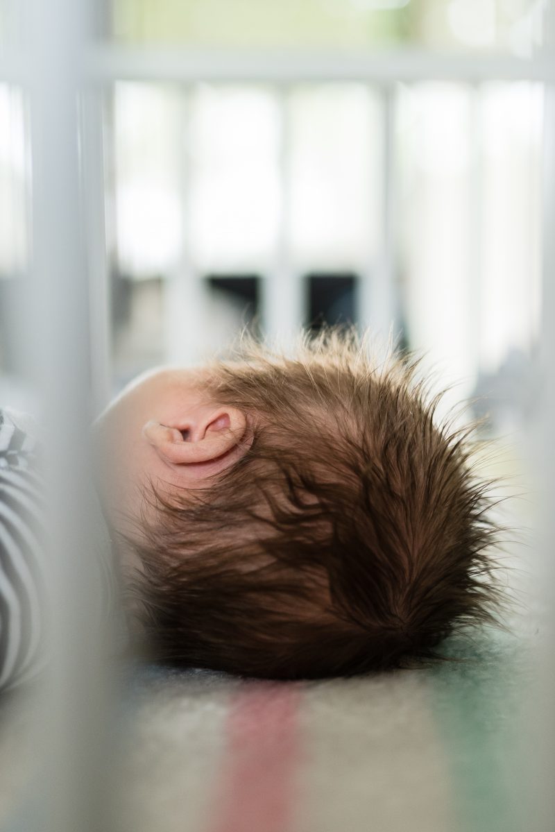 Newborn shoot gezin in Haren, fotograaf Assen, tweeling, kindje in de box