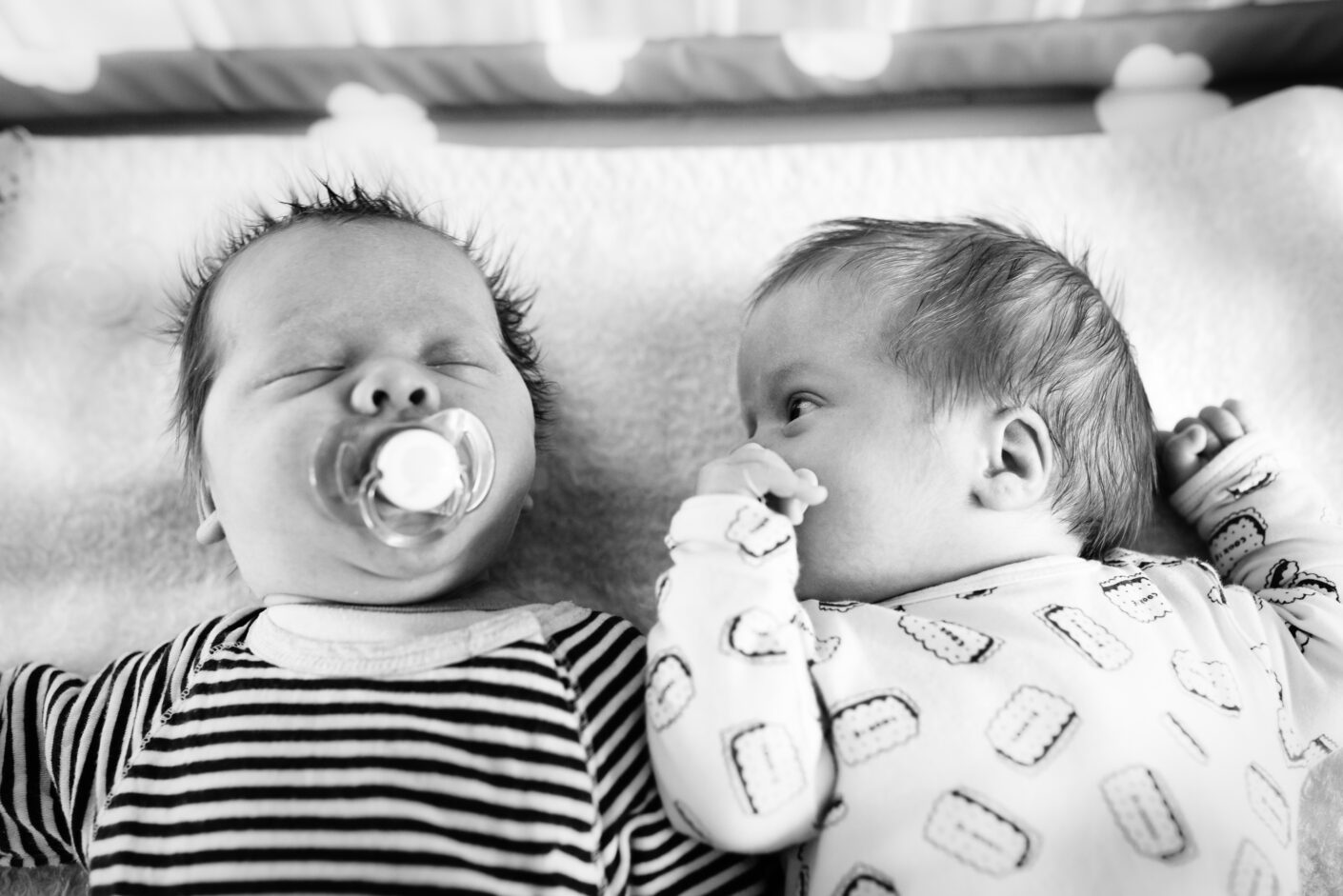 Newborn shoot gezin in Haren, fotograaf Assen, tweeling
