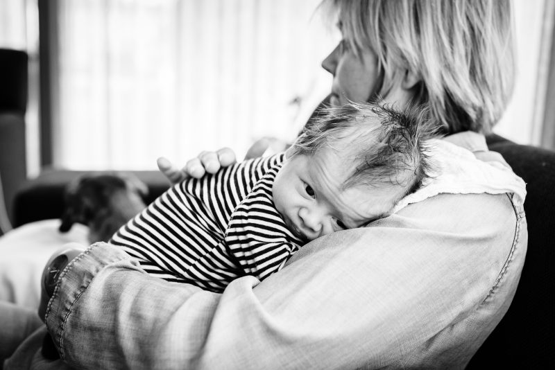 Newborn shoot gezin in Haren, fotograaf Assen, tweeling, zwart wit fotografie, borstvoeding