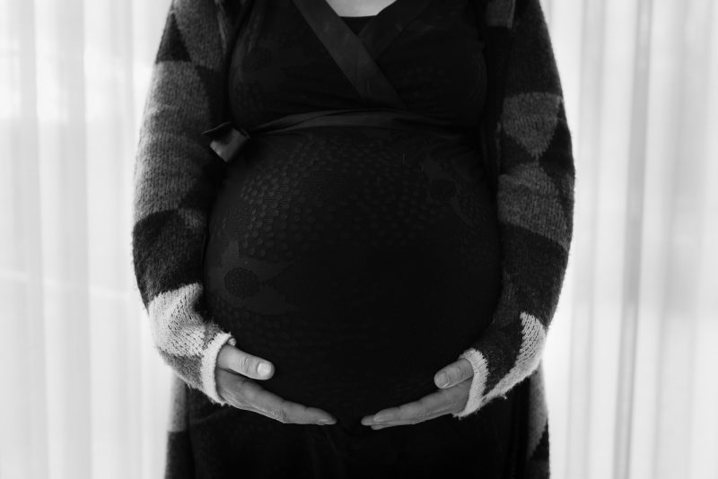 Zwangerschaps shoot Haren, fotograaf Assen, zwanger van tweeling, zwangere buik, zwart wit fotografie, zwart wit fotografie