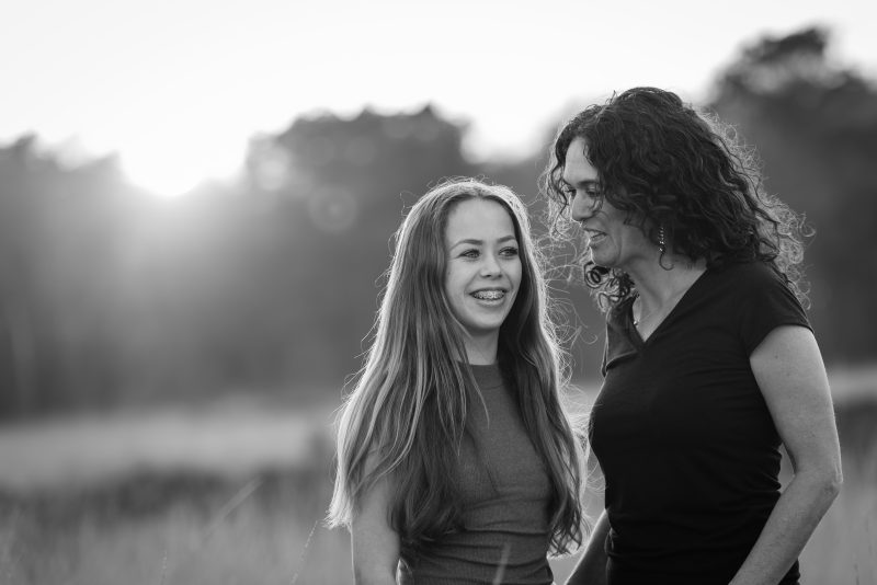 Golden hour, Baggelhuizerplas, Fotograaf Assen, Drenthe, hoog gras, heide, voorjaar, moeder dochter shoot, zwart/wit fotograaf, gezins shoot