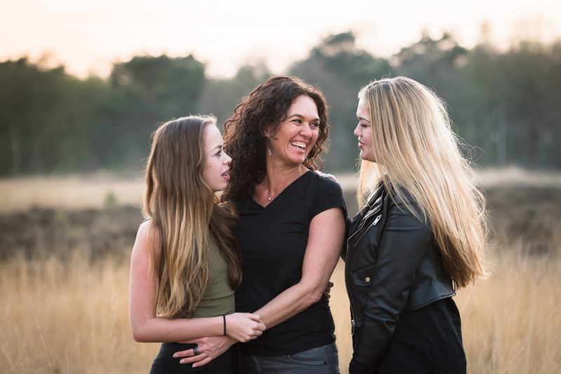 Golden hour, Baggelhuizerplas, Fotograaf Assen, Drenthe, hoog gras, heide, voorjaar, moeder dochter shoot, zwart/wit fotograaf, gezins shoot, plezier, familieband, trotse moeder