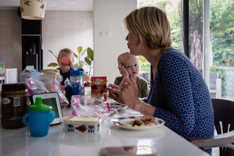 Day in the life bij gezin in Haren, fotograaf Assen, gezin aan tafel