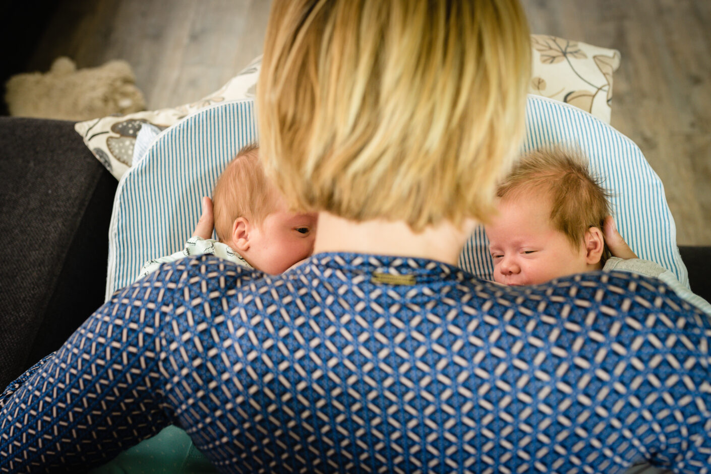 Day in the life bij gezin in Haren, fotograaf Assen, newborn tweeling