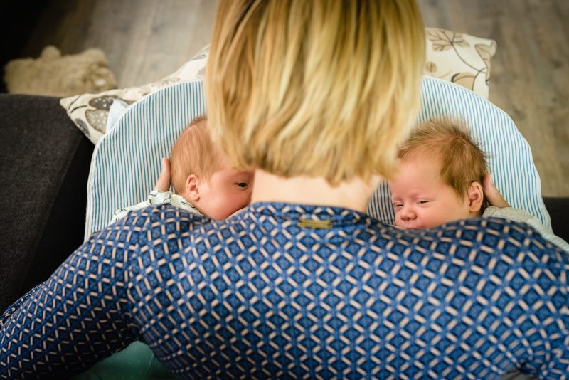 Day in the life bij gezin in Haren, fotograaf Assen, gezin, newborn tweeling
