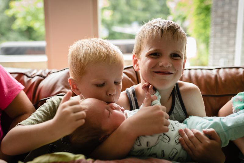 Day in the life bij gezin in Haren, fotograaf Assen, gezin, newborn tweeling