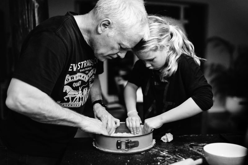 Samen taart bakken, Day in the life, vader en dochter, zwart/wit foto