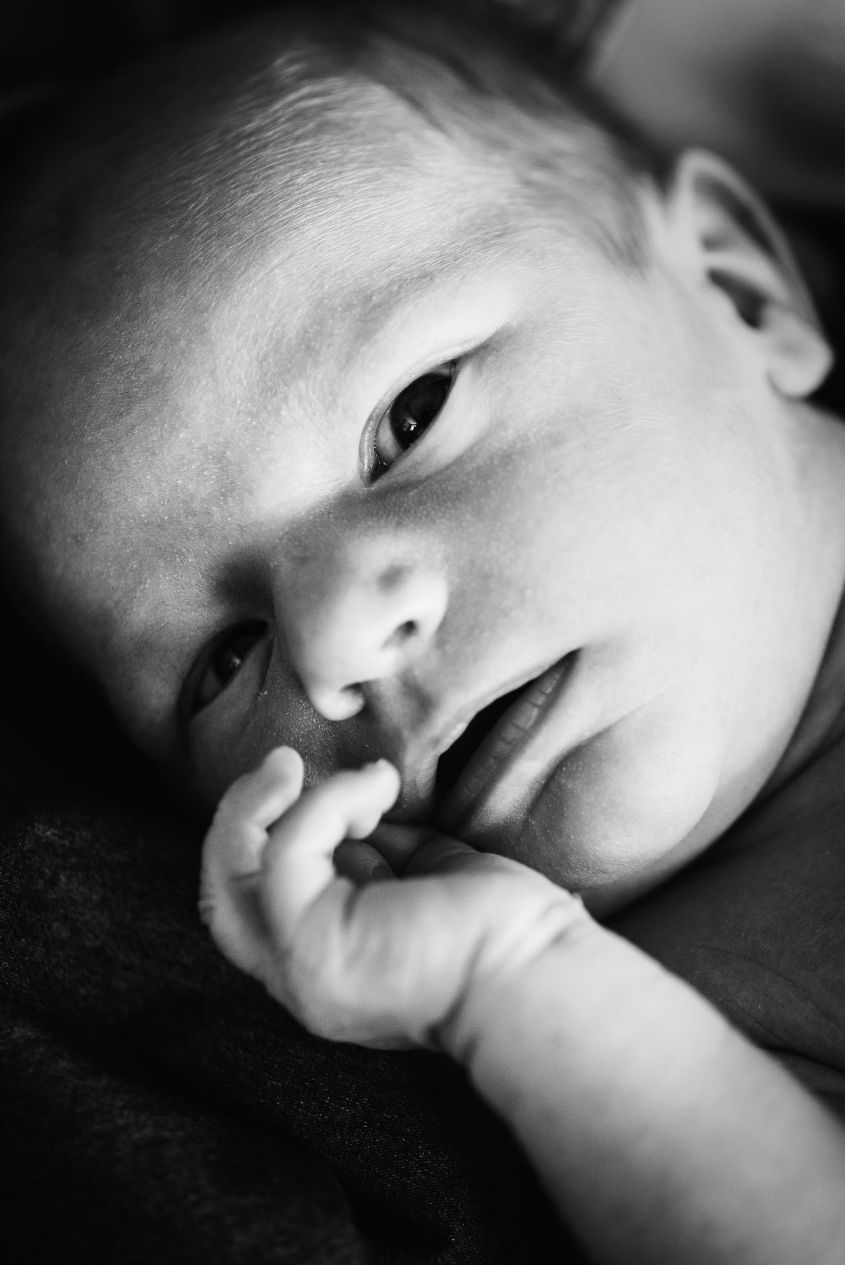 Baby fotografie, Mooi kindje, pasgeboren kindje, newbornshoot, Fotograaf Assen, familiefotograaf Assen, zwart/wit fotografie, gezinsfotograaf Assen