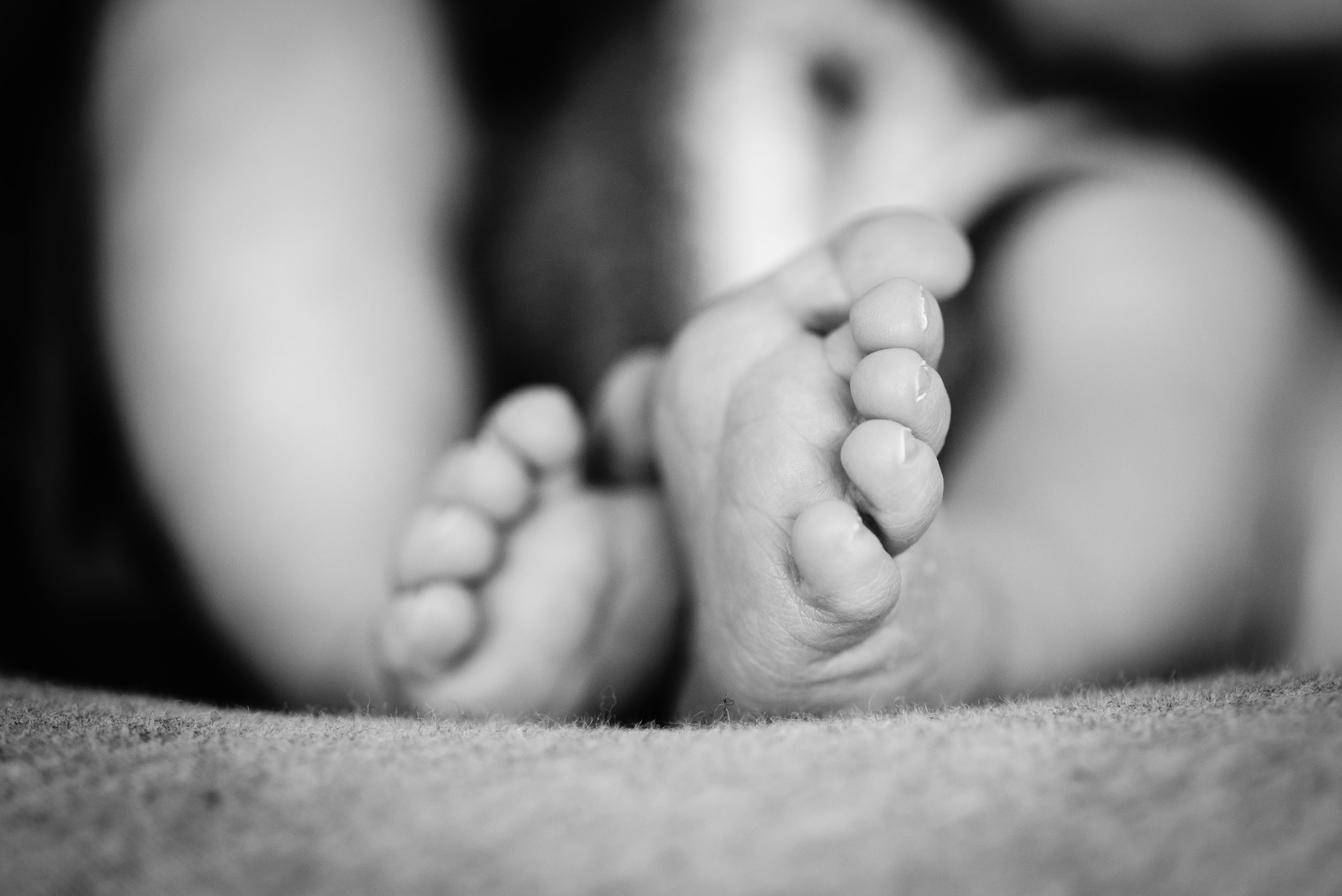 pasgeboren kindje, voetjes vastleggen, detail foto's, day in the life, newborn shoot, gewoon lekker thuis, ongeposeerd