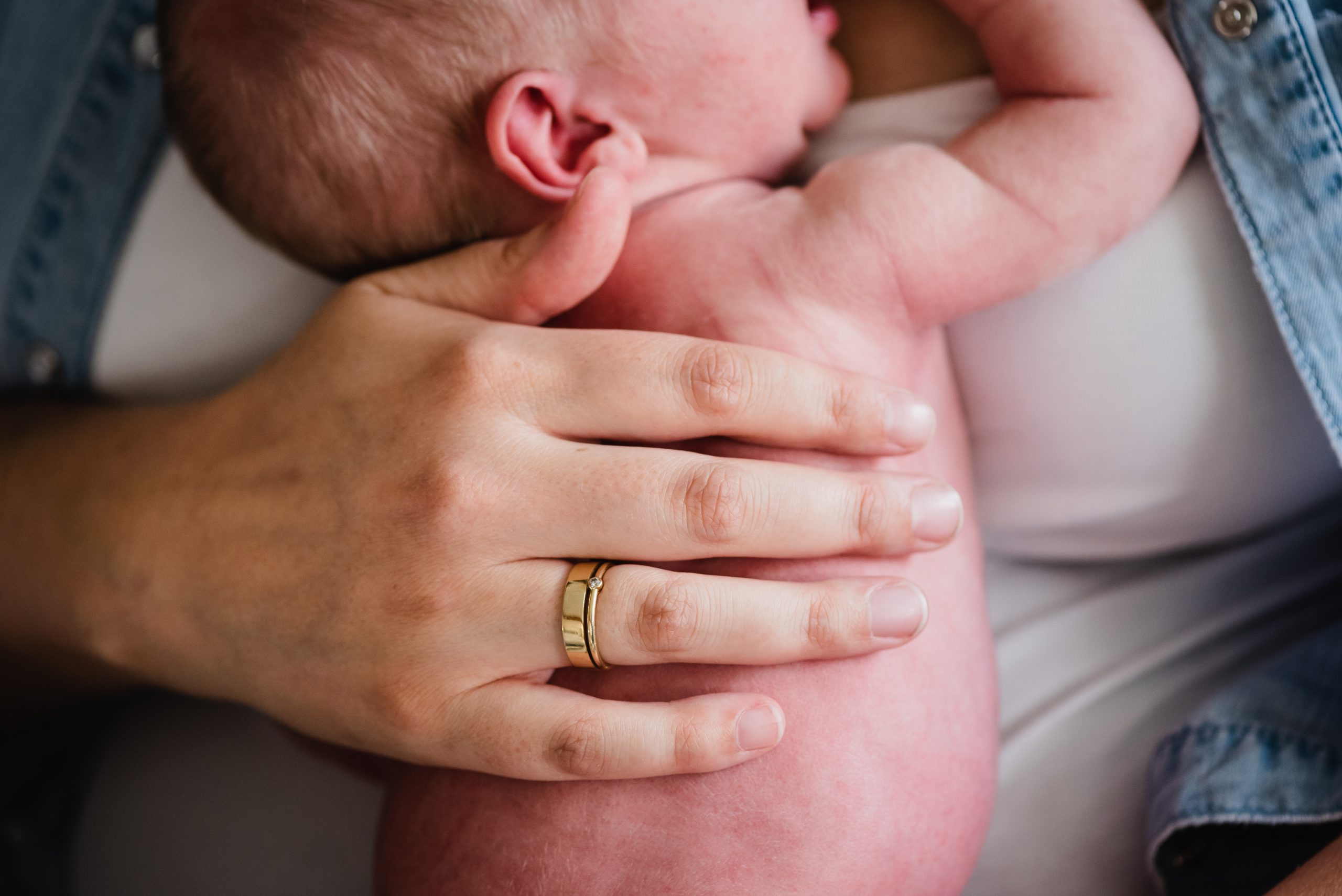 Newborn, Day in the life, pasgeboren kindje, rose huid, hand van moeder,