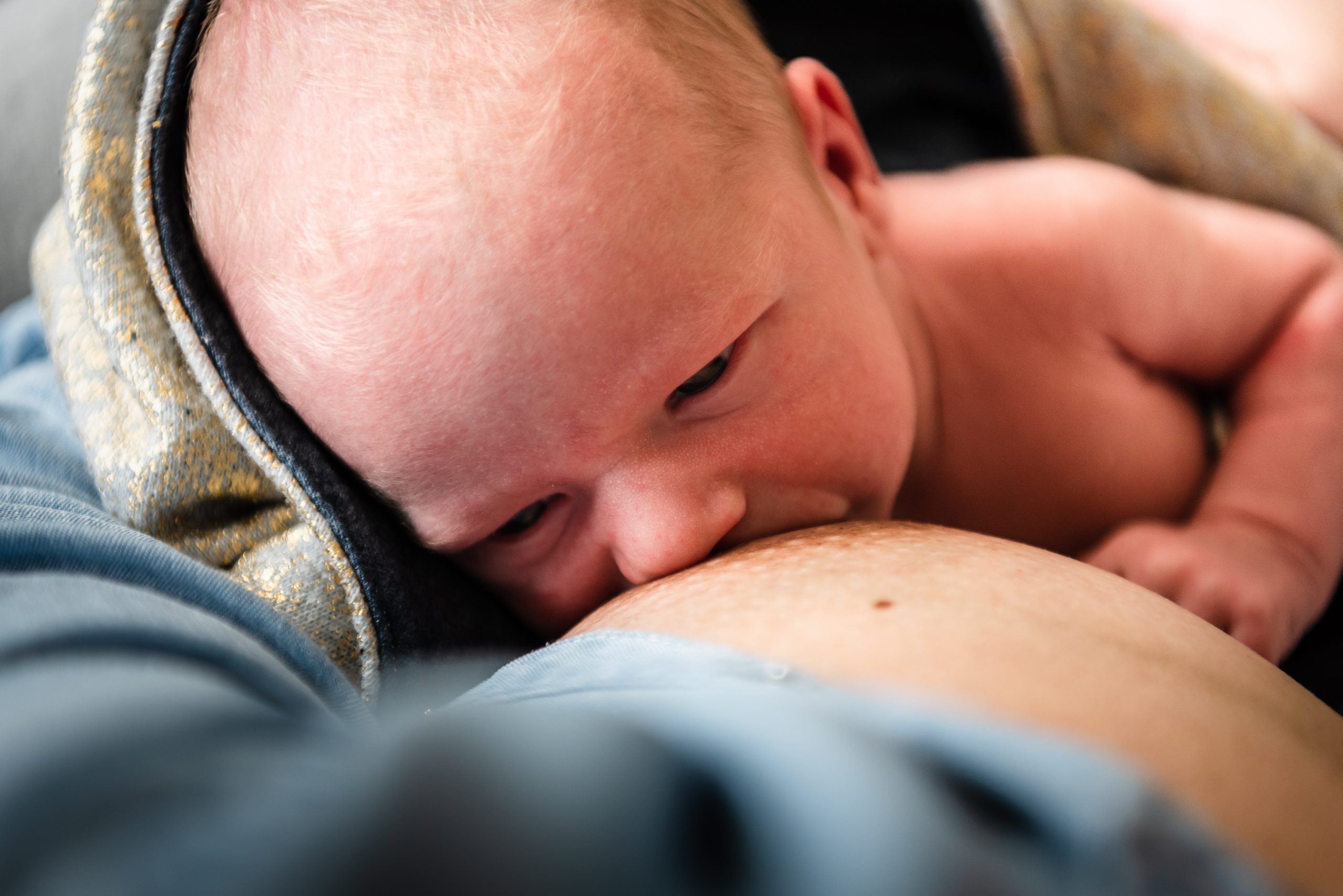 Newborn fotografie, pasgeboren baby, jong gezin, borstvoeding geven, familiefotograaf Assen, gezinsfotograaf Assen, Drenthe, friesland, Day in the life