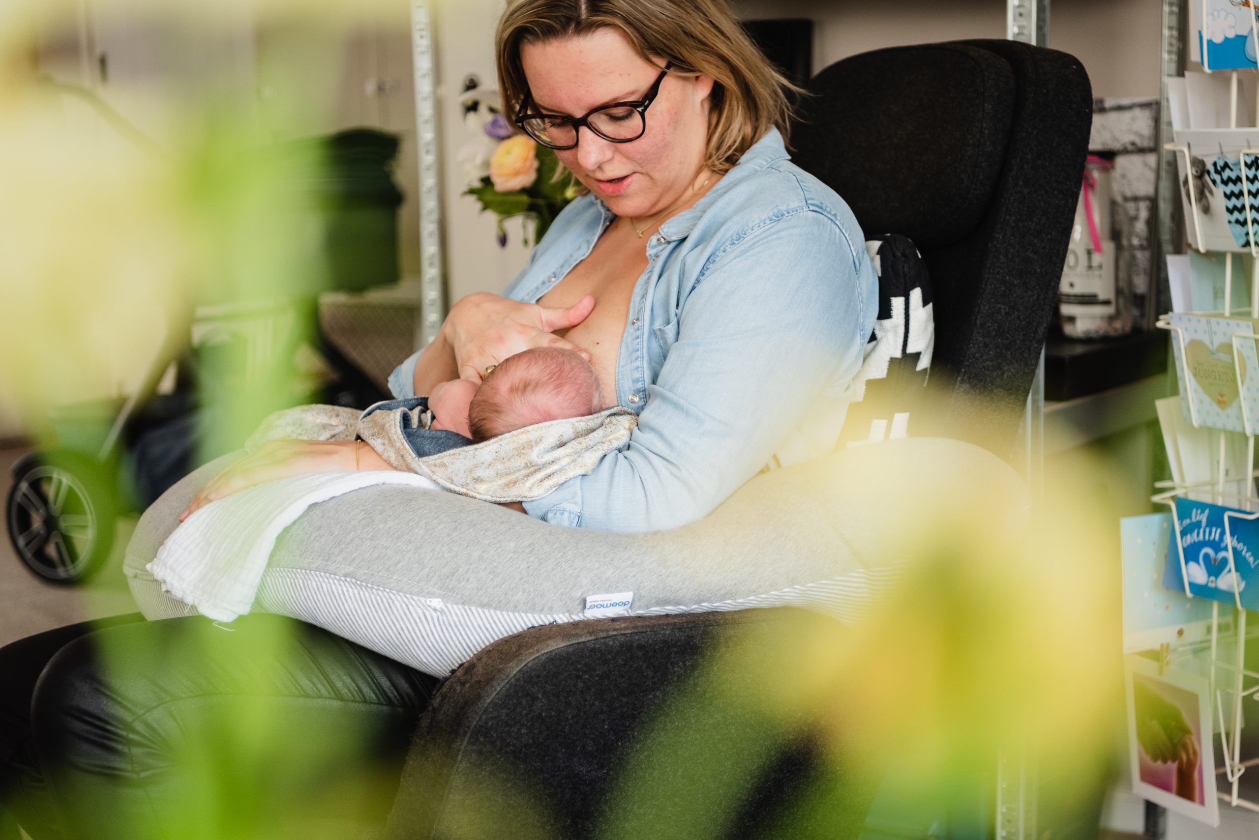 Newborn fotografie, pasgeboren baby, jong gezin, borstvoeding geven, familiefotograaf Assen, gezinsfotograaf Assen, Drenthe, friesland, Day in the life