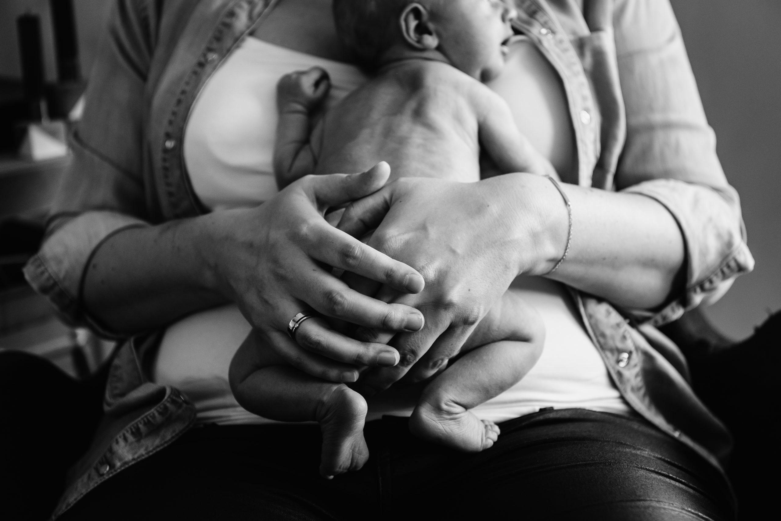 Newborn fotografie, pasgeboren baby, jong gezin, babybillen, handen van mama, zwart/wit fotografie, familiefotograaf Assen, gezinsfotograaf Assen, Drenthe, friesland, Day in the life