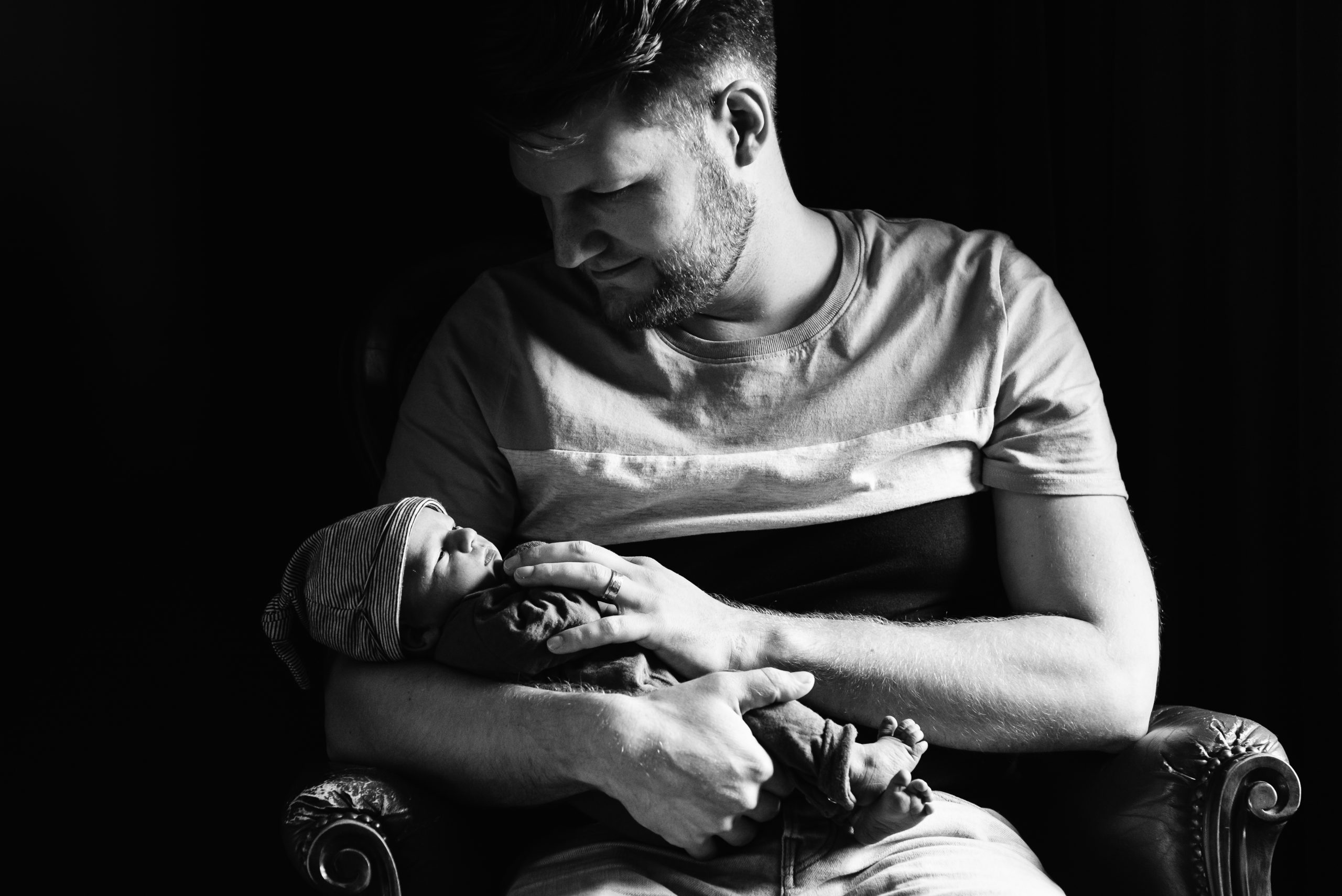 newborn fotografie, familliefotograaf Assen, gezinsfotograaf Assen, fotograaf Assen, lekker uitrusten bij papa, ongeposseerd, vastleggen zoals het leven is, zwart/wit fotografie
