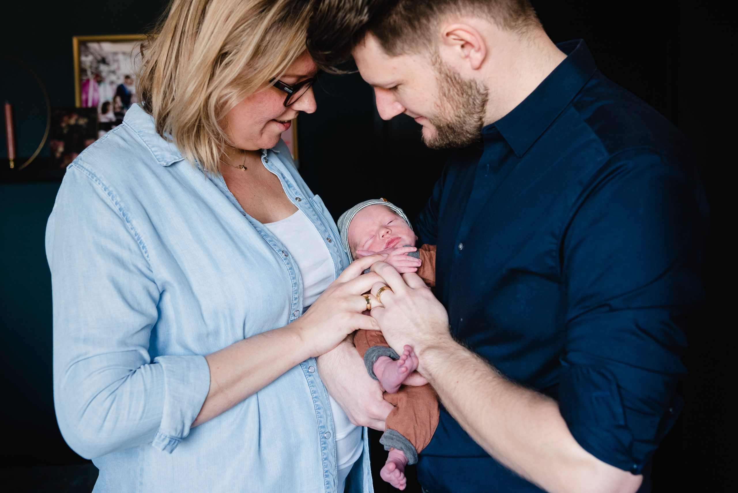 Jong gezin, kleine baby, newborn fotografie, familliefotograaf Assen, gezinsfotograaf Assen, fotograaf Assen, ongeposseerd, vastleggen zoals het leven is.