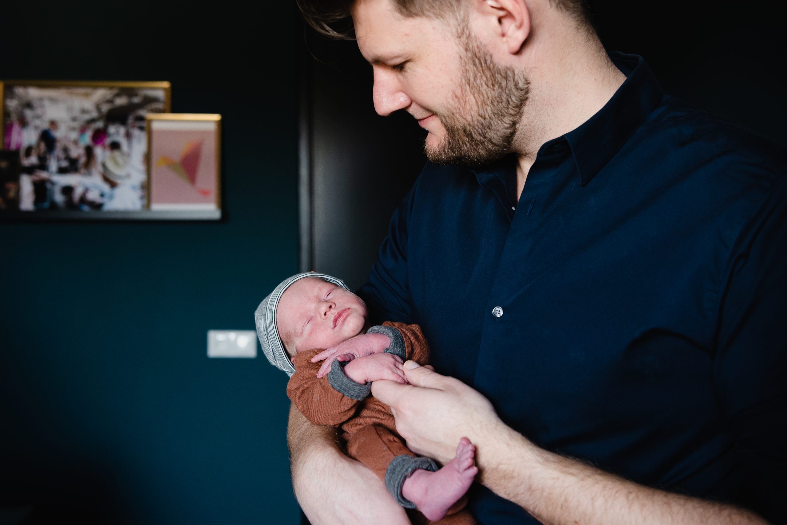 newborn fotografie, familliefotograaf Assen, gezinsfotograaf Assen, fotograaf Assen, lekker uitrusten bij papa, ongeposseerd, vastleggen zoals het leven is.