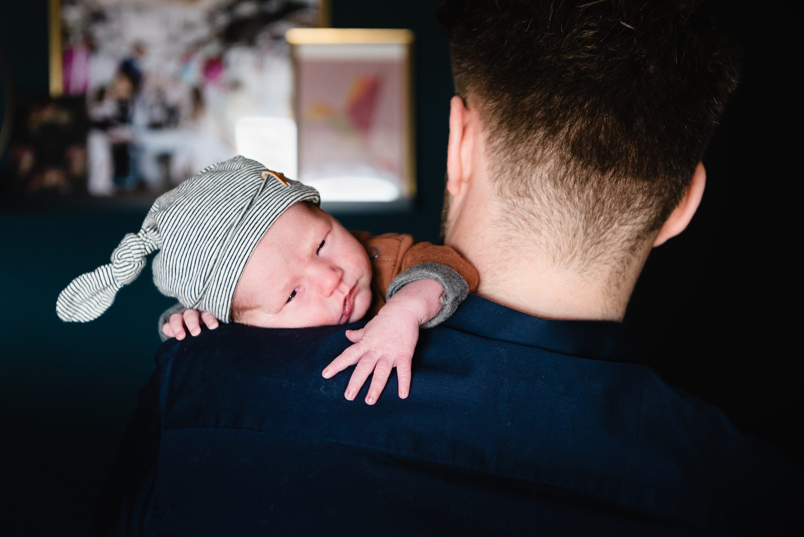 newborn fotografie, familliefotograaf Assen, gezinsfotograaf Assen, fotograaf Assen, lekker uitrusten bij papa, ongeposseerd, vastleggen zoals het leven is.