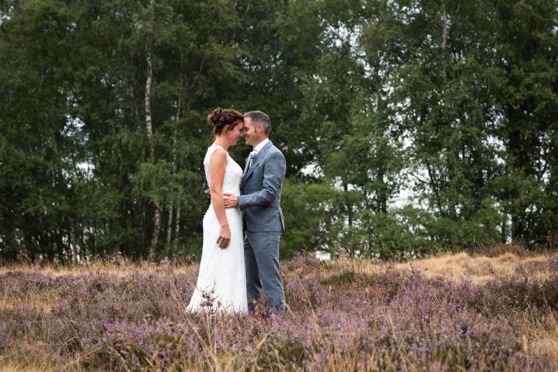 Bruidsfotografie Assen, Balloërveld, jantina fotografie, natuurlijk licht fotograaf, trouwen, witte jurk, op de heide, bloeiende heide