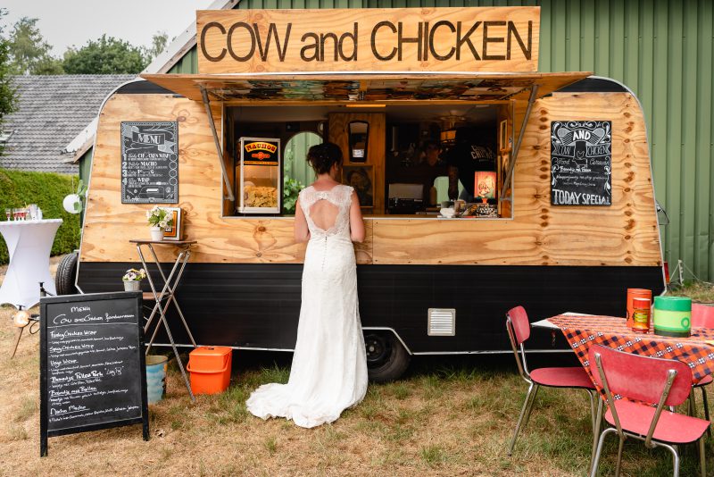 bruidsfotografie Assen, jantina fotografie, natuurlijk licht fotograaf, trouwen, Drenthe, Trouwen in Hooghalen, foodtruck
