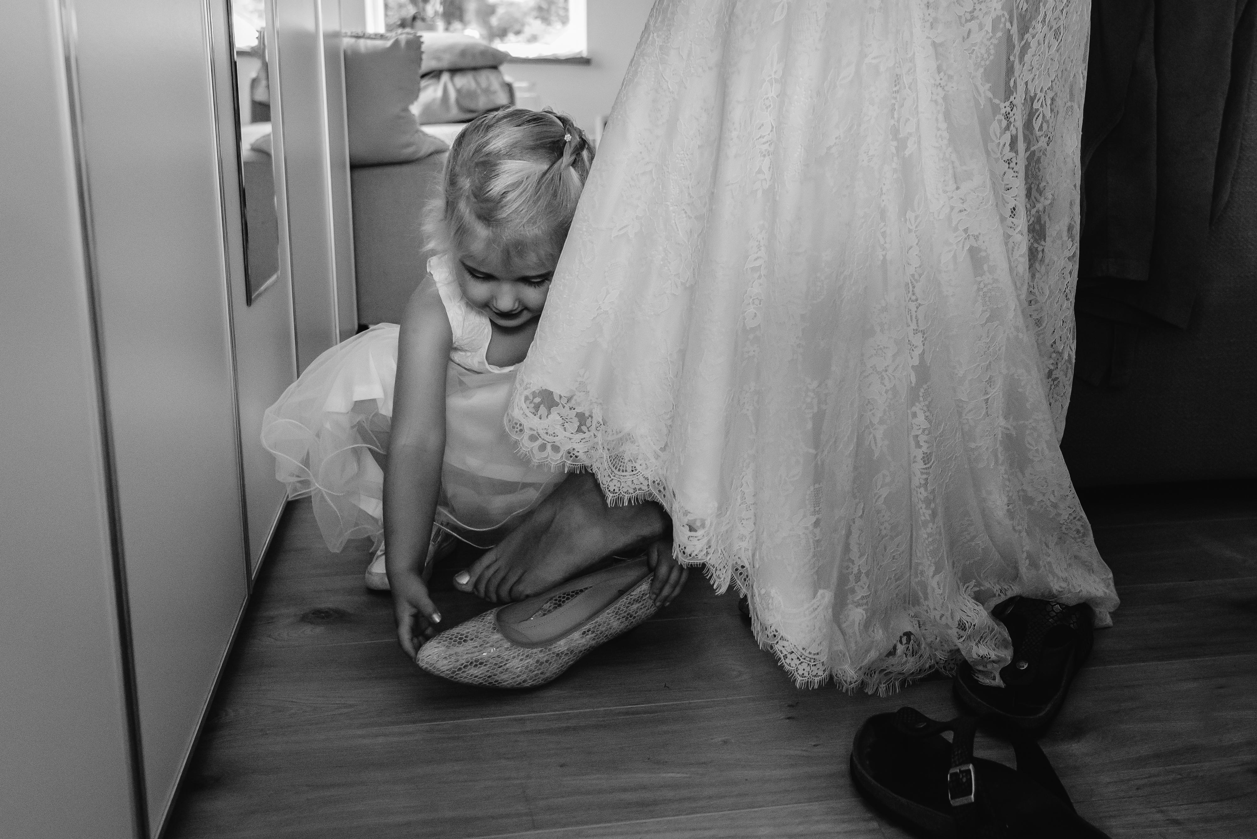 bruidsfotografie Assen, jantina fotografie, natuurlijk licht fotograaf, trouwen, Drenthe, Trouwen in Hooghalen, aankleden voor de bruiloft