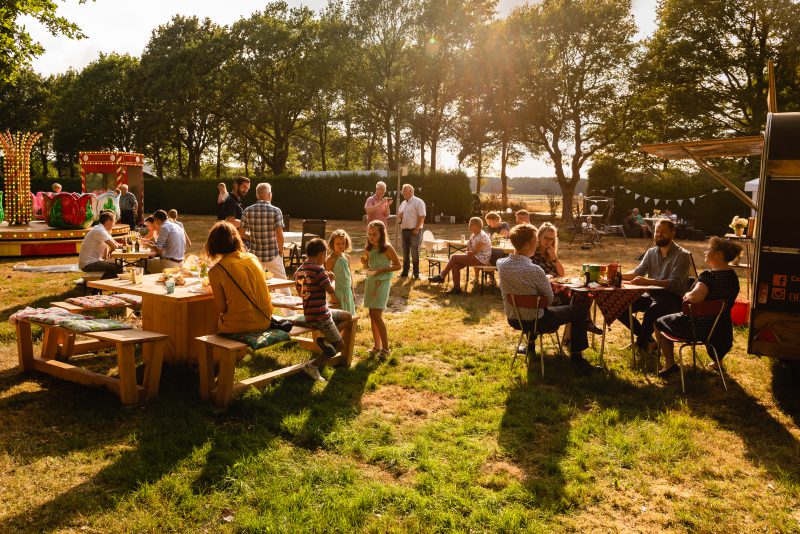 Bruidsfotografie Assen, jantina fotografie, natuurlijk licht fotograaf, trouwen, Drenthe, tuinfeest, Trouwen in Hooghalen, Foodtruck, draaimolen