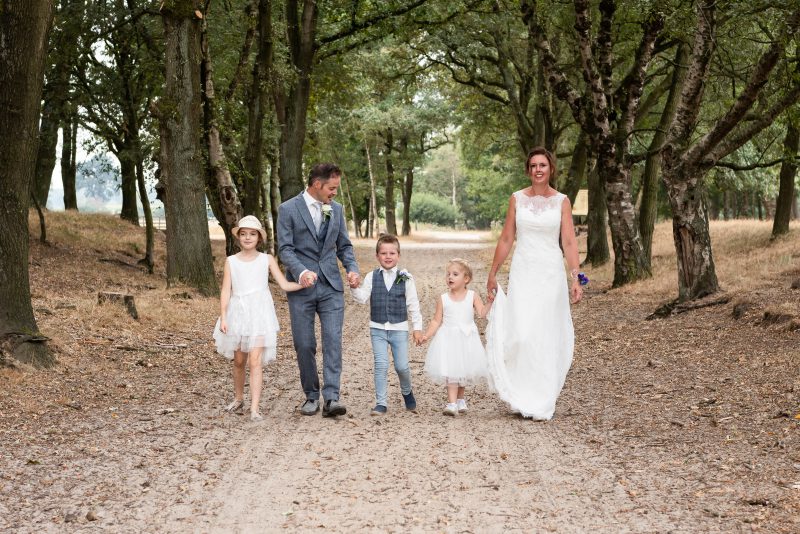 Bruidsfotografie Assen, Balloërveld, jantina fotografie, natuurlijk licht fotograaf, zwart/wit fotografie, trouwen, witte jurk, op de heide, bomen, gezinsfotografie, kinderen bij trouwen