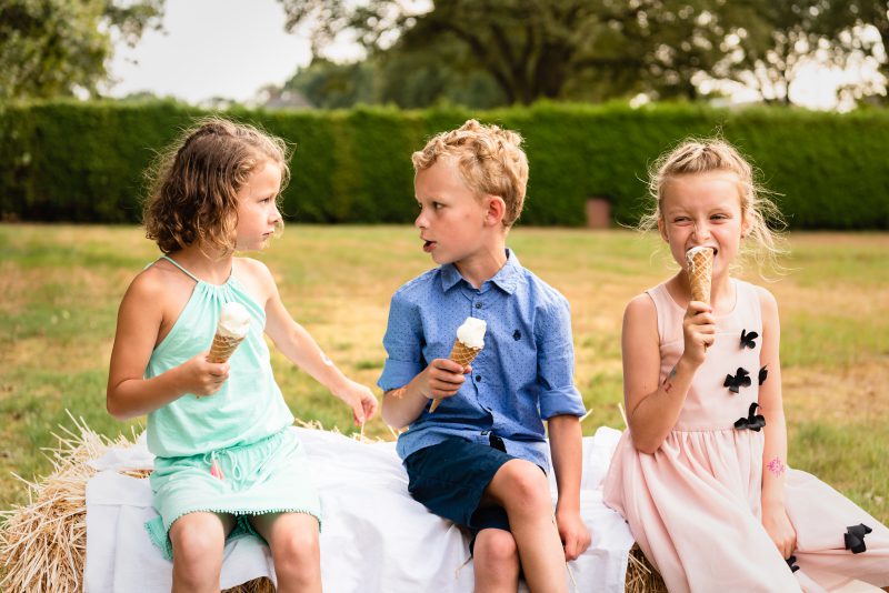 bruidsfotografie Assen, jantina fotografie, natuurlijk licht fotograaf, trouwen, Drenthe, tuinfeest, Trouwen in Hooghalen, ijs, kinderen, zomer
