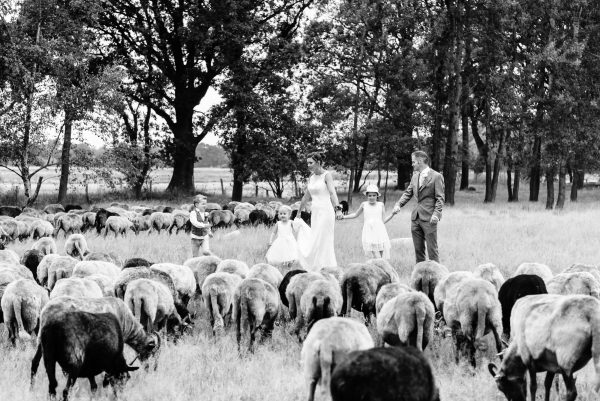 bruidsfotografie Assen, Balloërveld, jantina fotografie, natuurlijk licht fotograaf, trouwen, witte jurk, op de heide, bomen, gezinsfotografie, kinderen bij trouwen, schaapskooi, Drenthe
