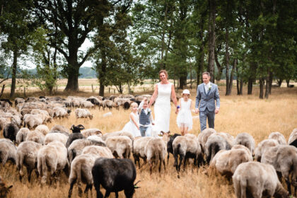 bruidsfotografie Assen, Balloërveld, jantina fotografie, natuurlijk licht fotograaf, trouwen, witte jurk, op de heide, bomen, gezinsfotografie, kinderen bij trouwen, schaapskooi, Drenthe