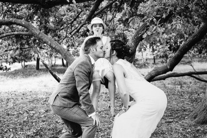 bruidsfotografie Assen, Balloërveld, jantina fotografie, natuurlijk licht fotograaf, trouwen, witte jurk, op de heide, bomen, gezinsfotografie, kinderen bij trouwen, schaapskooi