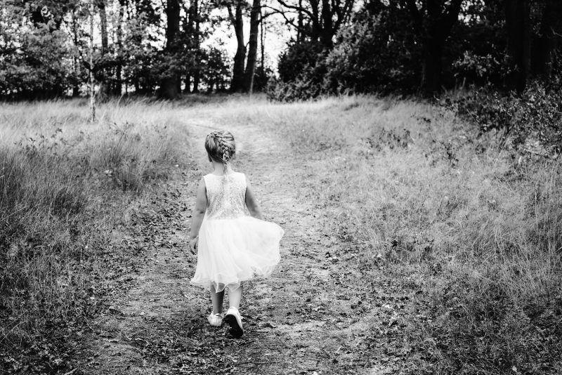 bruidsfotografie Assen, Balloërveld, jantina fotografie, natuurlijk licht fotograaf, zwart/wit fotografie, trouwen, witte jurk, op de heide, bomen, gezinsfotografie, kinderen bij trouwen
