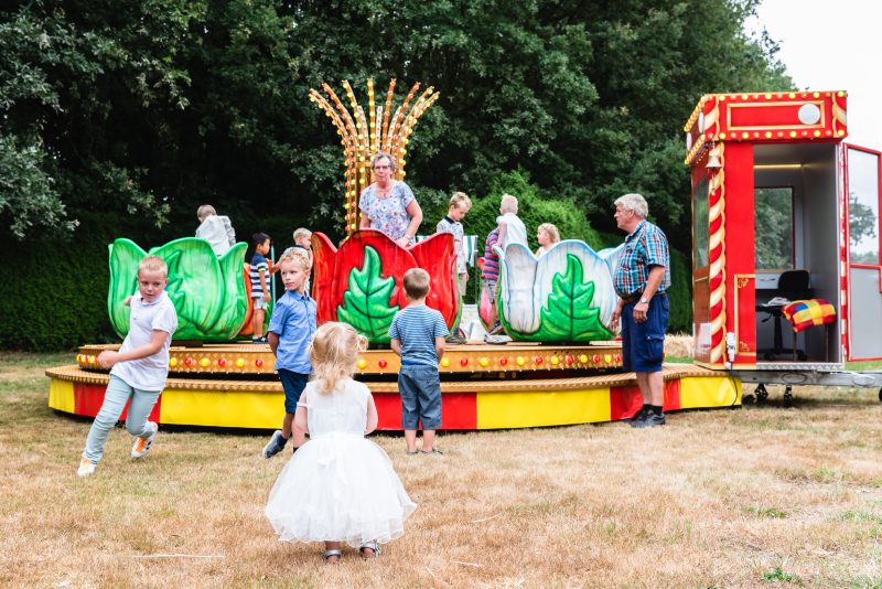 bruidsfotografie Assen, Balloërveld, jantina fotografie, natuurlijk licht fotograaf, zwart/wit fotografie, trouwen, witte jurk, op de heide, bomen, gezinsfotografie, kinderen bij trouwen, trouwfeest, draaimolen