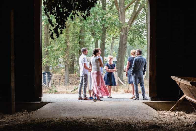 Bruiloft in schaapskooi op het Balloërveld, jantina fotografie, natuurlijk licht fotograaf, gasten, schaapskooi