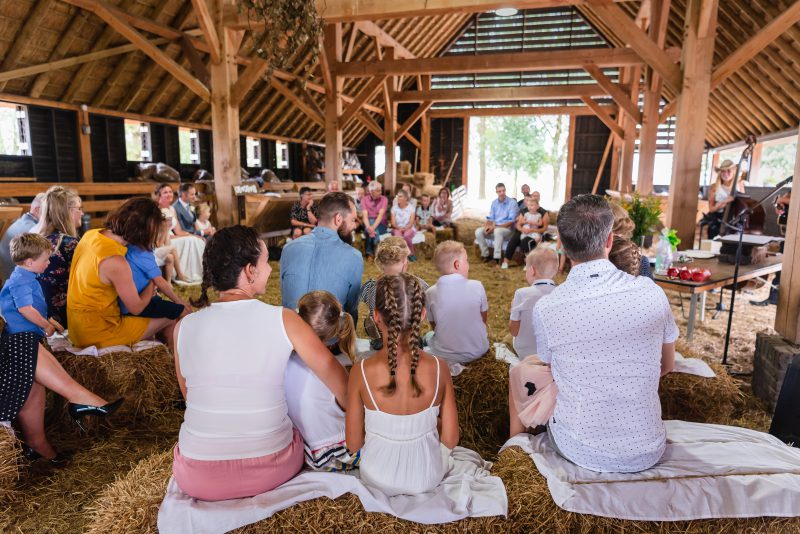 Bruiloft in schaapskooi op het Balloërveld, jantina fotografie, natuurlijk licht fotograaf, gasten, schaapskooi, trouw ceremonie