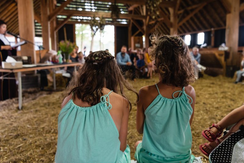 Bruiloft in schaapskooi op het Balloërveld, jantina fotografie, natuurlijk licht fotograaf, gasten, schaapskooi, trouw ceremonie, meisjes bij trouwerij
