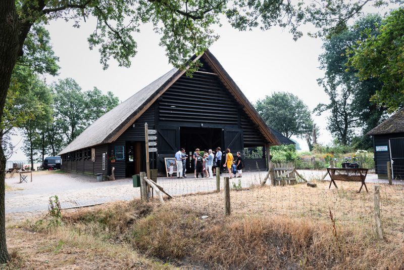 Bruiloft in schaapskooi op het Balloërveld, jantina fotografie, natuurlijk licht fotograaf, gasten, schaapskooi, trouw ceremonie