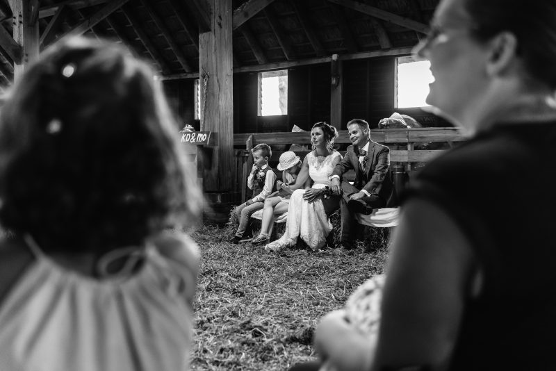Bruiloft in schaapskooi op het Balloërveld, jantina fotografie, natuurlijk licht fotograaf, gasten, schaapskooi, trouw ceremonie