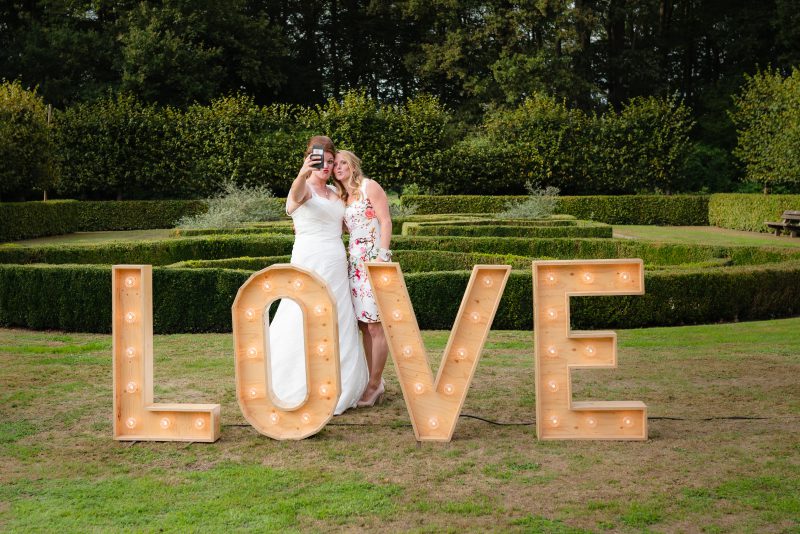 trouwfeest, love, selfie met best friends, bruidje, details op trouwdag, buitenfeest op trouwerij, trouwen in Groningen