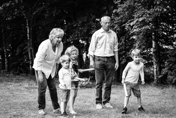 Hof van Saksen, Familie reportage, opa en oma met kleinkinderen, ontspannen reportage, geen geposeerd, zwart wit fotografie, fotograaf Assen, fotograaf Drenthe