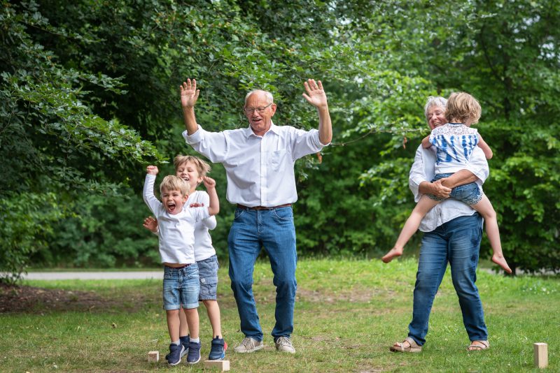 Hof van Saksen, Familie reportage, opa en oma met kleinkinderen, ontspannen reportage, geen geposeerd, fotograaf Assen, fotograaf Drenthe
