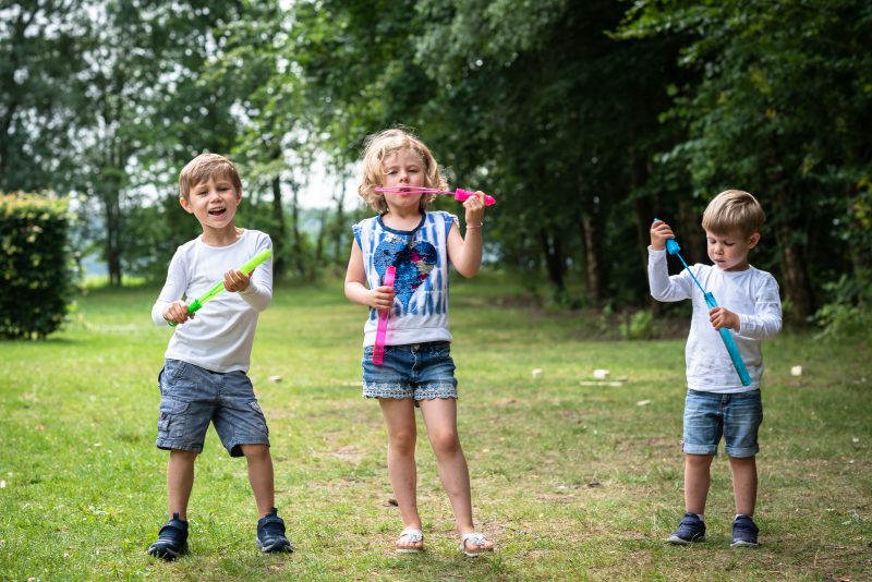 Hof van Saksen, Familie reportage, ontspannen reportage, geen geposeerd, fotograaf Assen, fotograaf Drenthe, bellen blazen, samen spelen, natuurlijk licht fotograaf