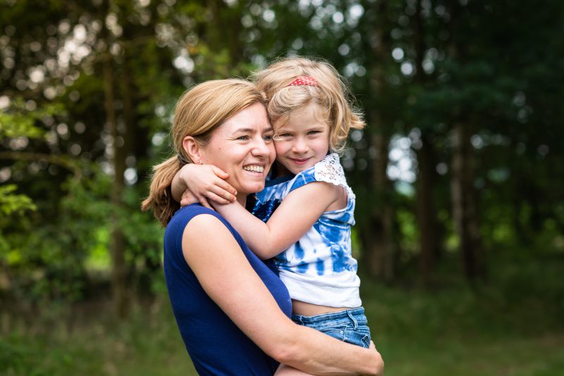 Hof van Saksen, Familie reportage, ontspannen reportage, geen geposeerd, fotograaf Assen, fotograaf Drenthe, moeder en dochter, natuurlijk licht fotograaf
