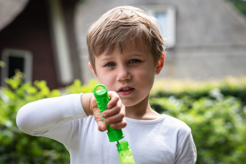 Hof van Saksen, Familie reportage, ontspannen reportage, geen geposeerd, fotograaf Assen, fotograaf Drenthe, jongetje, natuurlijk licht fotograaf, jongetje, bellen blazen