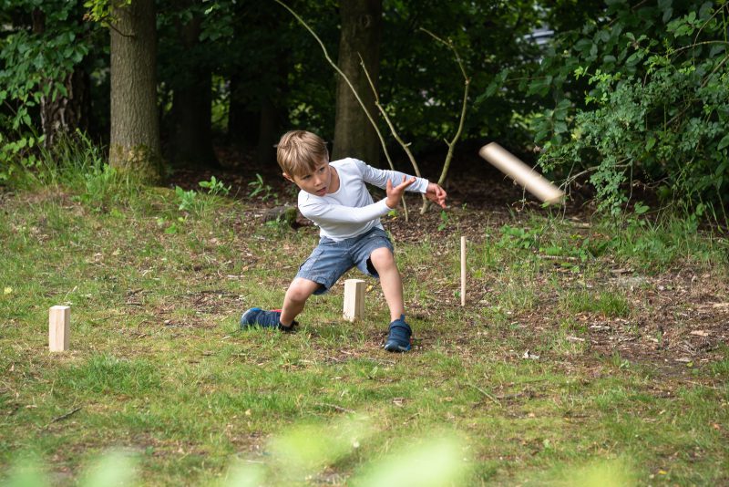 Hof van Saksen, Familie reportage, ontspannen reportage, geen geposeerd, fotograaf Assen, fotograaf Drenthe, jongetje opgaan in spel