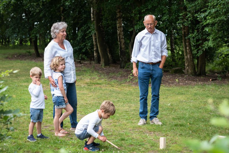 Hof van Saksen, Familie reportage, opa en oma met kleinkinderen, ontspannen reportage, geen geposeerd, fotograaf Assen, fotograaf Drenthe