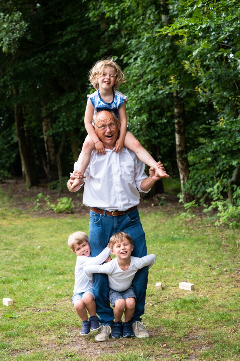 Hof van Saksen, Familie reportage, opa met kleinkinderen, ontspannen reportage, geen geposeerd, fotograaf Assen, fotograaf Drenthe