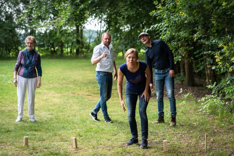 Hof van Saksen, Familie reportage, ontspannen reportage, geen geposeerd, fotograaf Assen, fotograaf Drenthe, samen een spel doen
