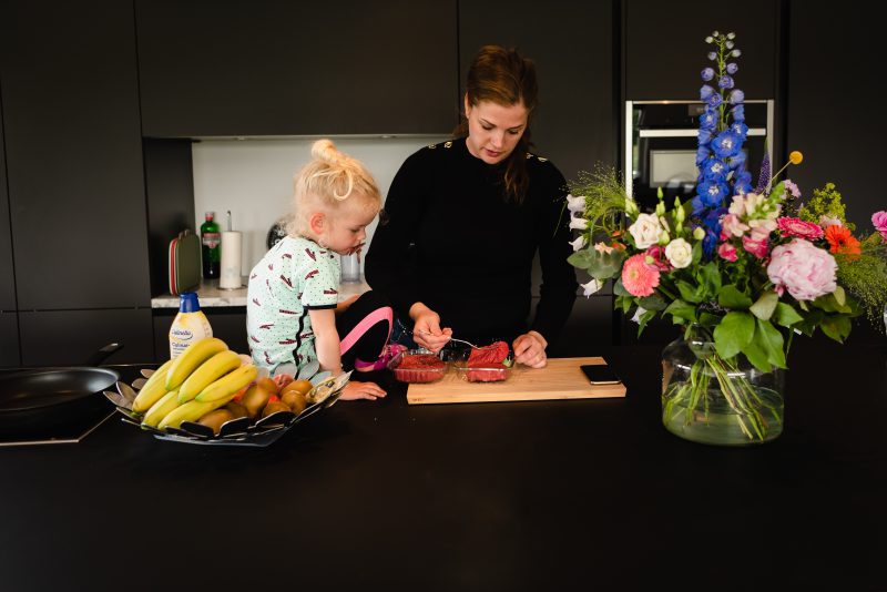 day in the life, familie reportage, bij mensen thuis fotograferen, kinderen op de boerderij, fotograaf Assen, natuurlijkliacht fotograaf, fotograaf in Drenthe, meisje helpt moeder met koken